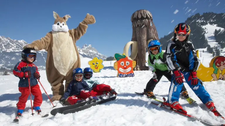 Kinder im Schnee mit Hasen