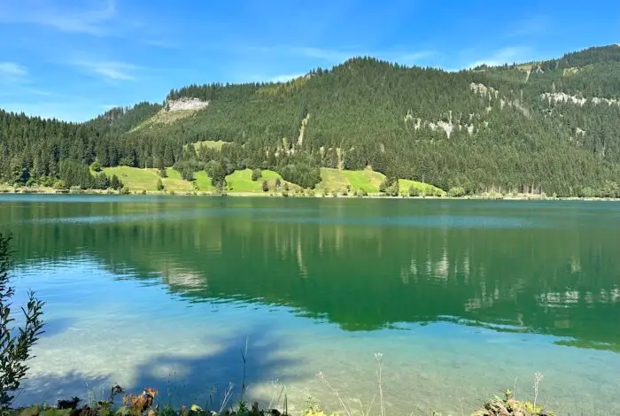 Haldensee mit Berglandschaft im Hintergrund