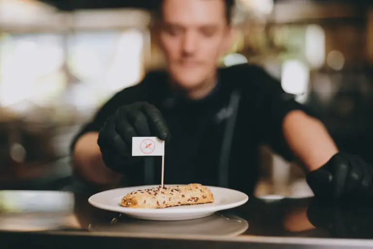 Essen von einem Koch auf einem Teller präsentiert.